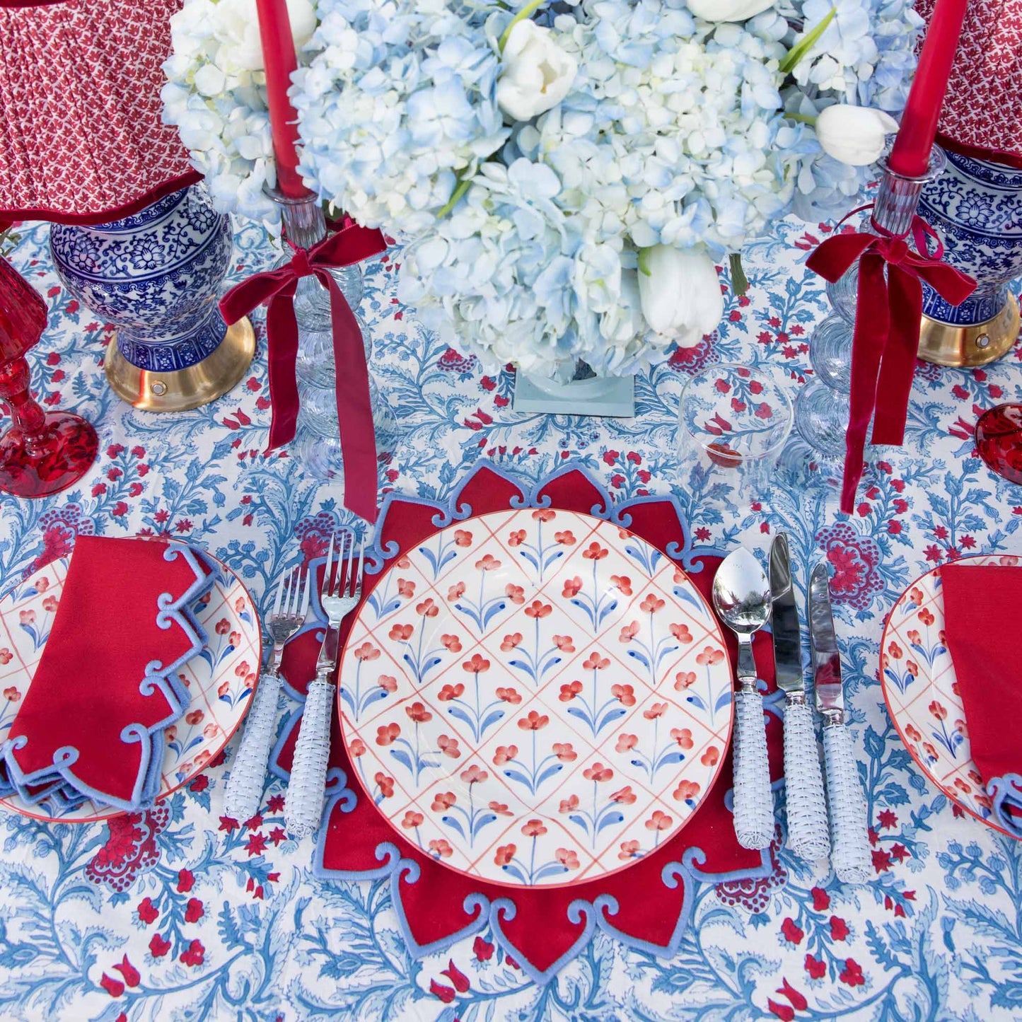 Assiette de démarrage en treillis floral bleu et rouge