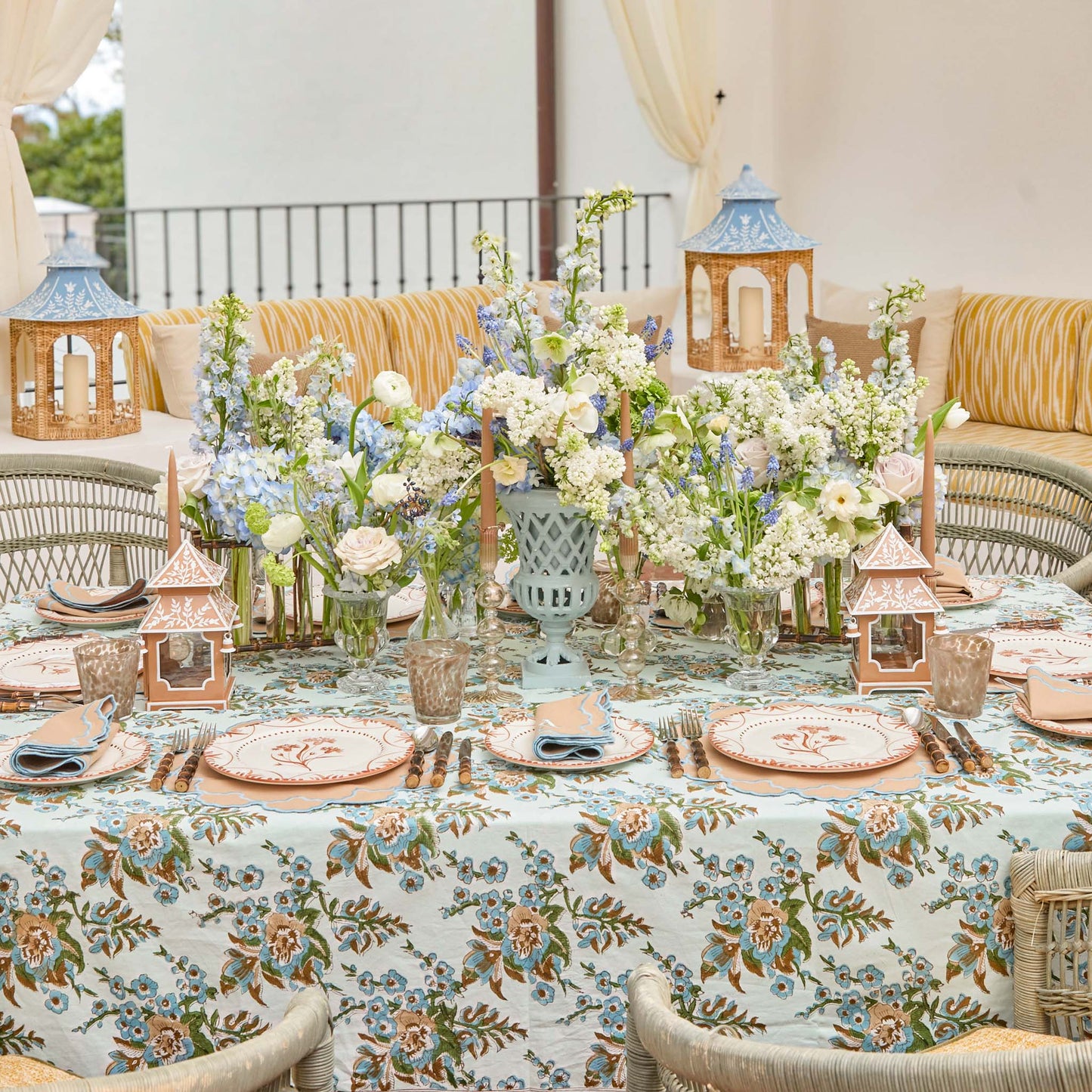 Grande lanterne pagode en rotin naturel et chinoiserie bleue