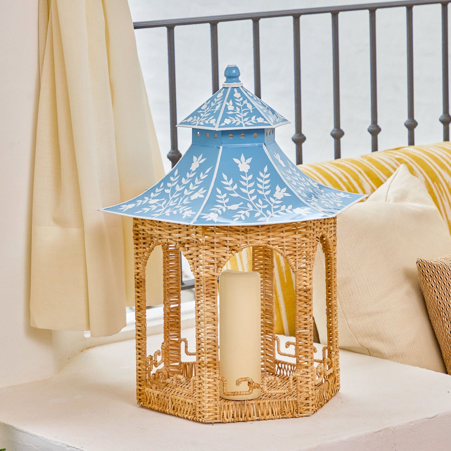 Grande lanterne pagode en rotin naturel et chinoiserie bleue