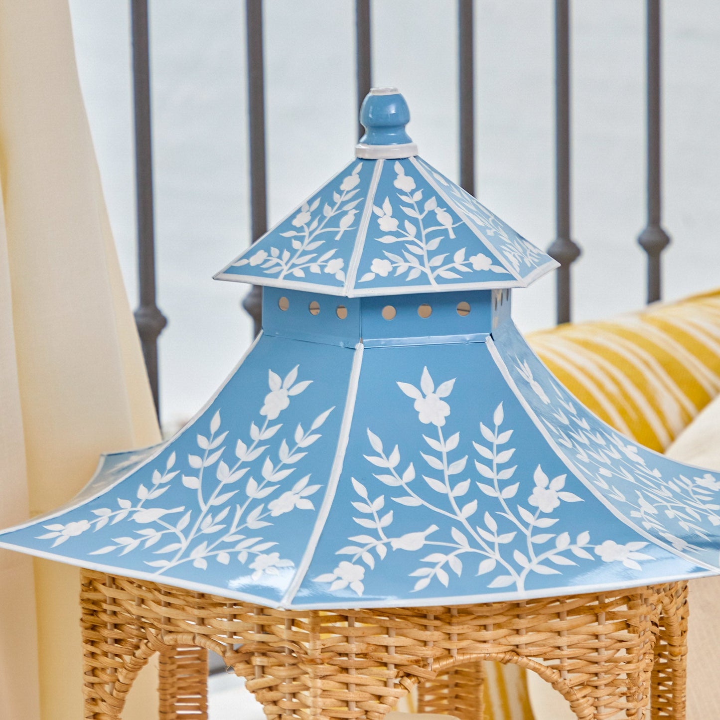 Grande lanterne pagode en rotin naturel et chinoiserie bleue