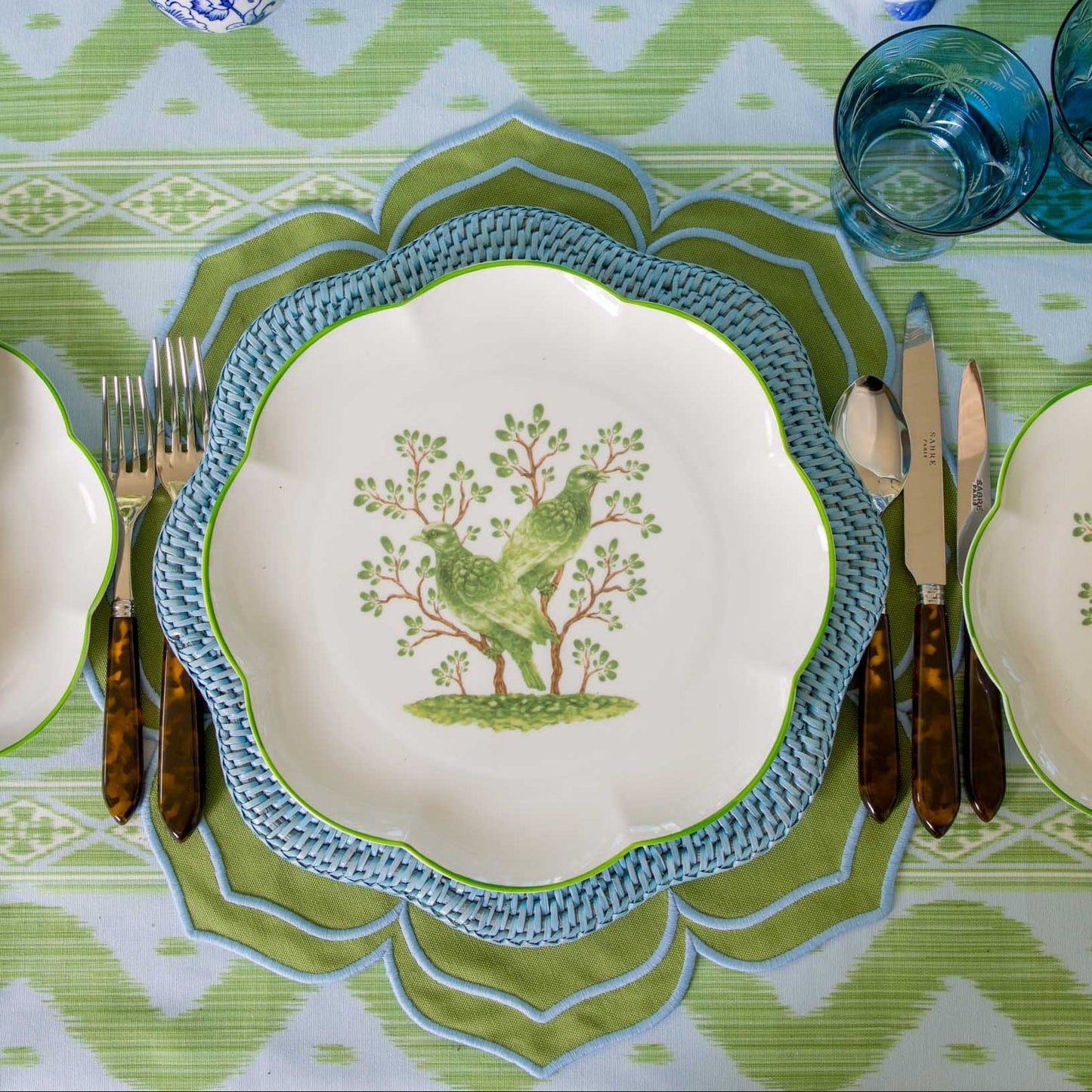Assiettes de présentation en rotin festonné bleu (lot de 4)