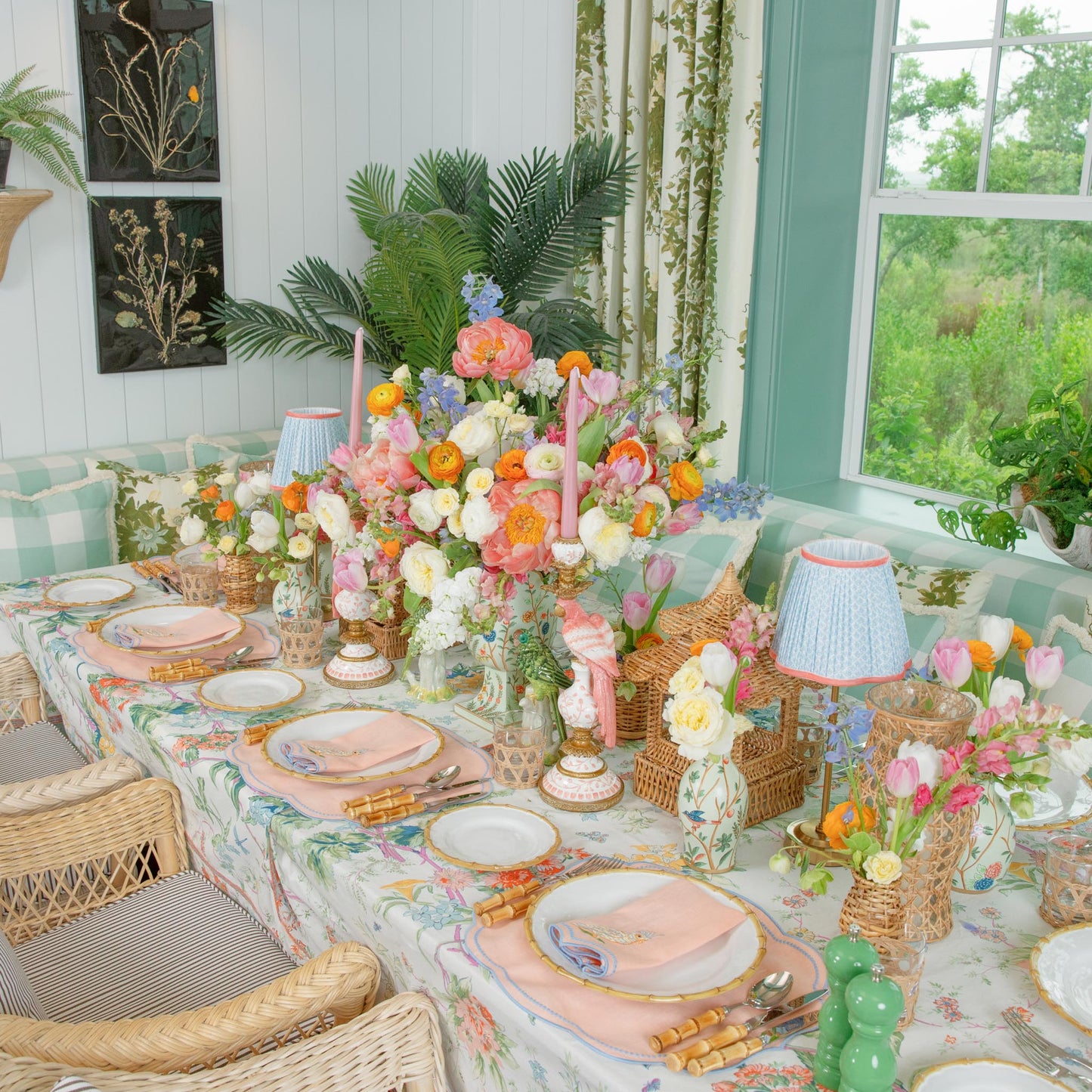 Sets de table et serviettes perroquet en lin corail et bleu Eloise (lot de 4)