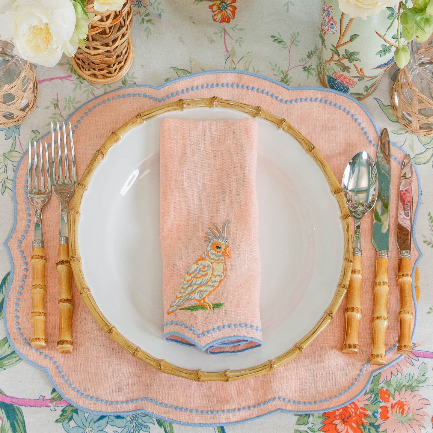 Sets de table et serviettes perroquet en lin corail et bleu Eloise (lot de 4)