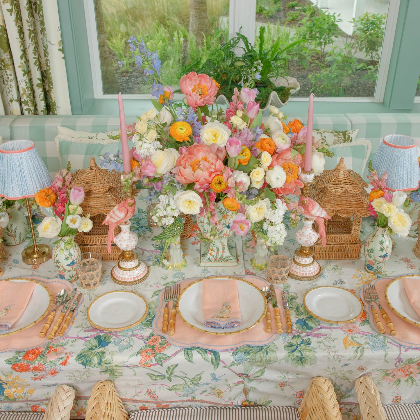 Sets de table et serviettes perroquet en lin corail et bleu Eloise (lot de 4)