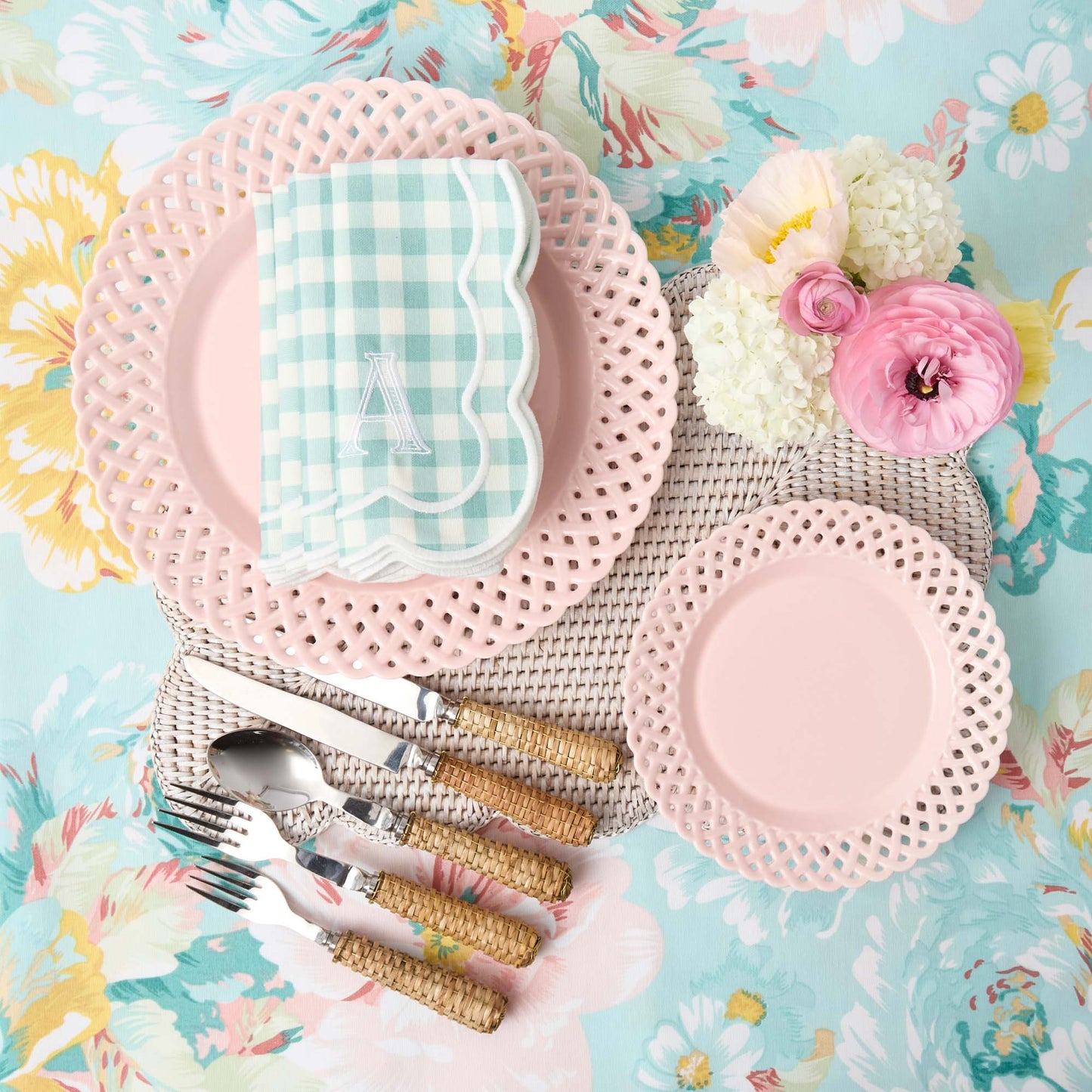 Sets de table rectangulaires festonnés en rotin blanc (lot de 4)