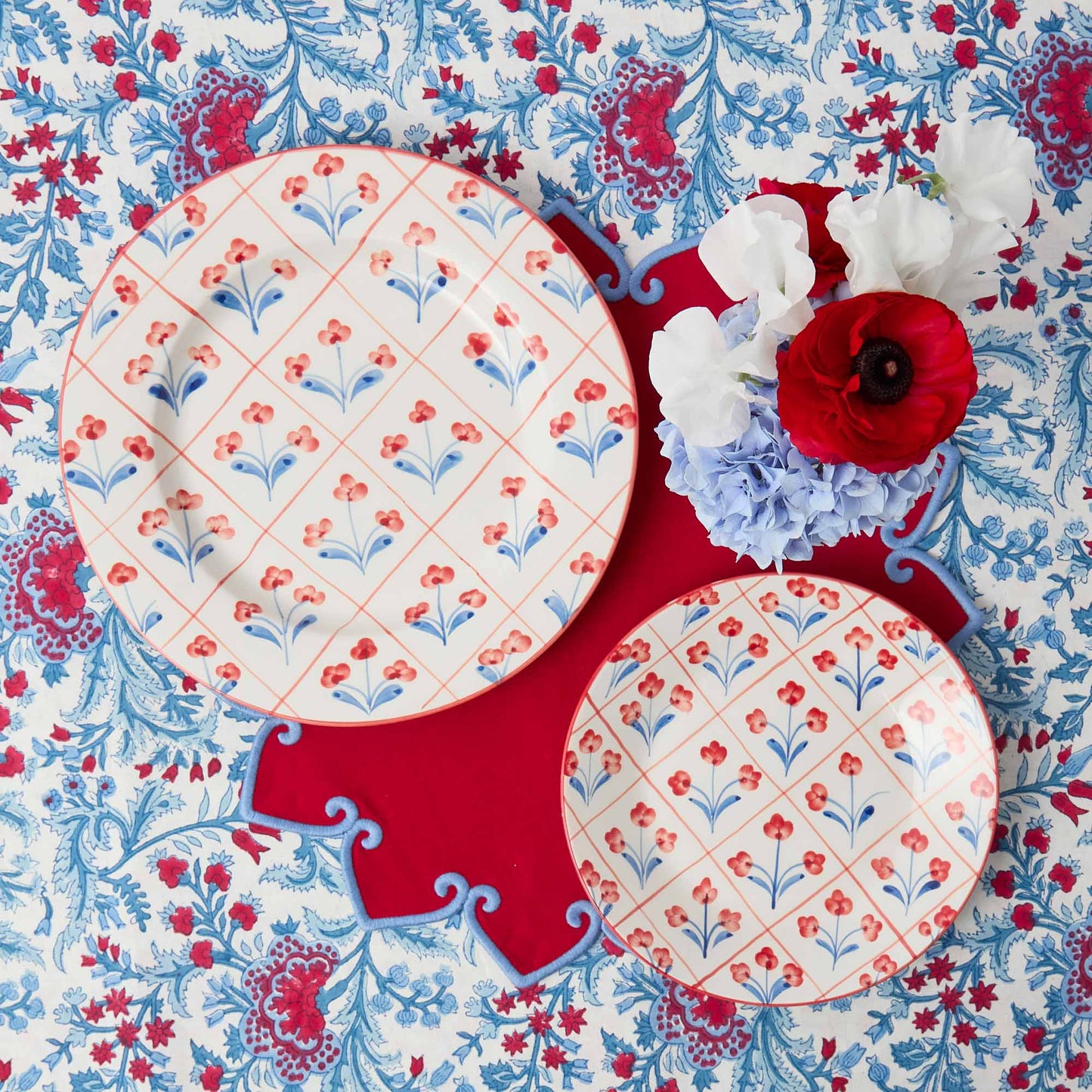 Assiette de démarrage en treillis floral bleu et rouge