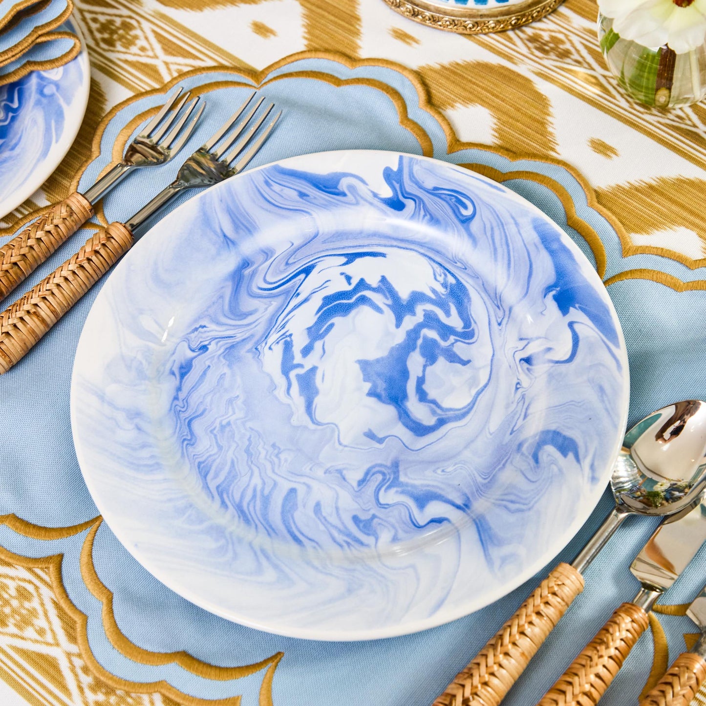 Assiette plate marbrée bleue Julia