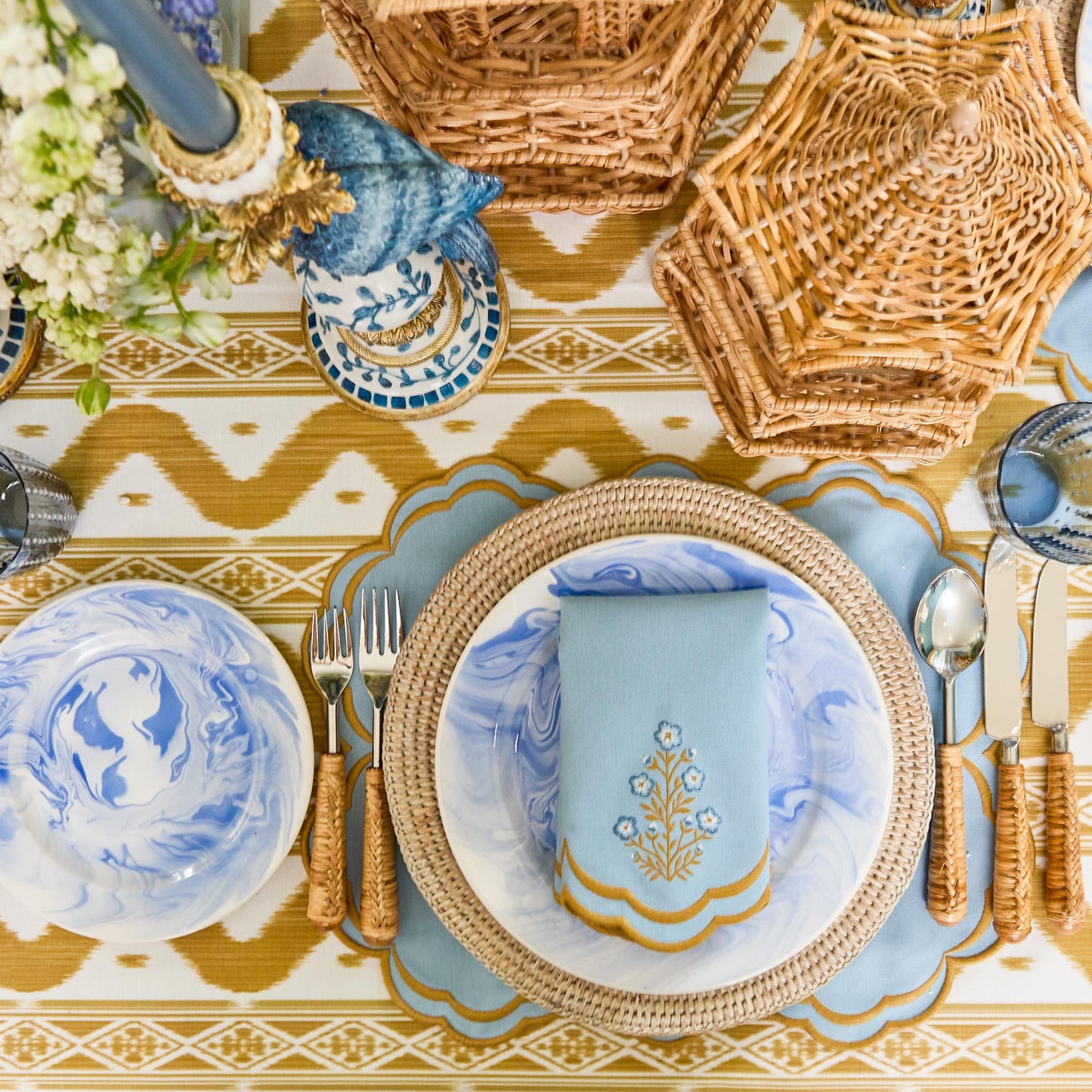 Sets de table et serviettes œillets Serena bleu et caramel (lot de 4)