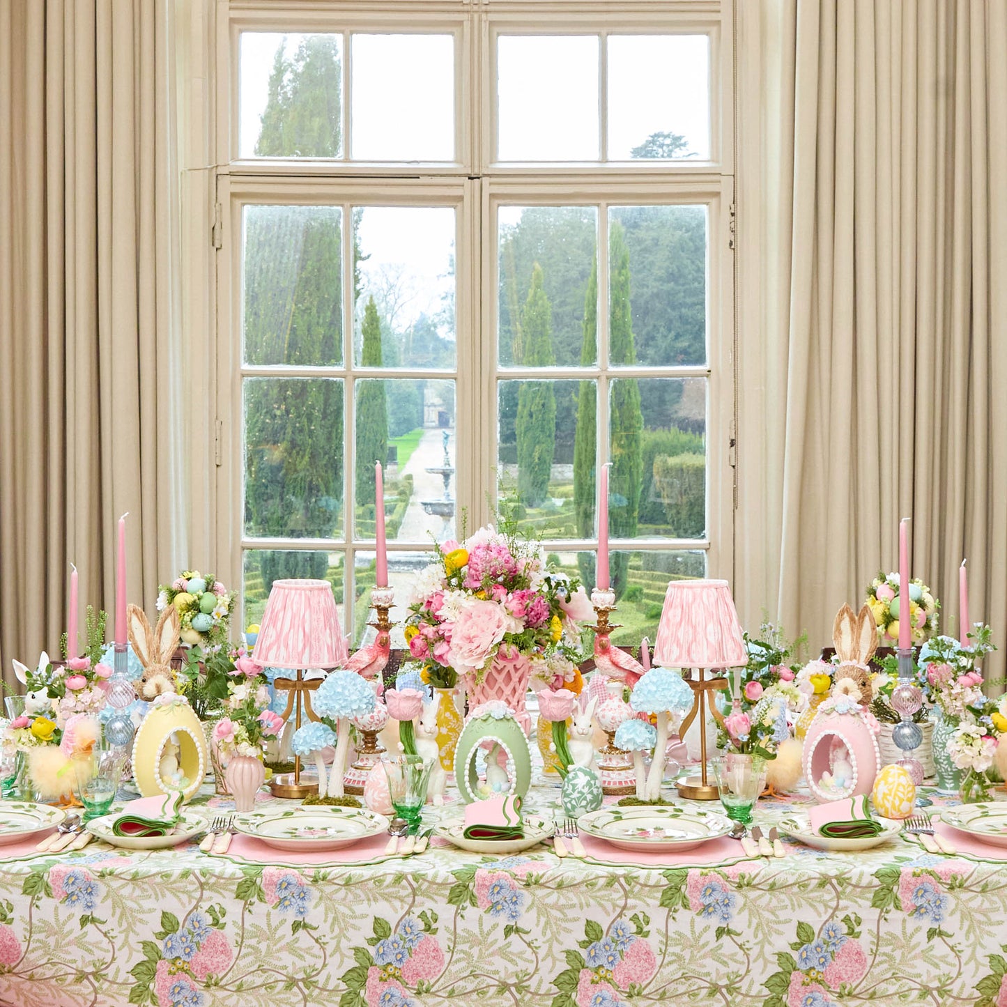 Lapin rose pastel dans un œuf