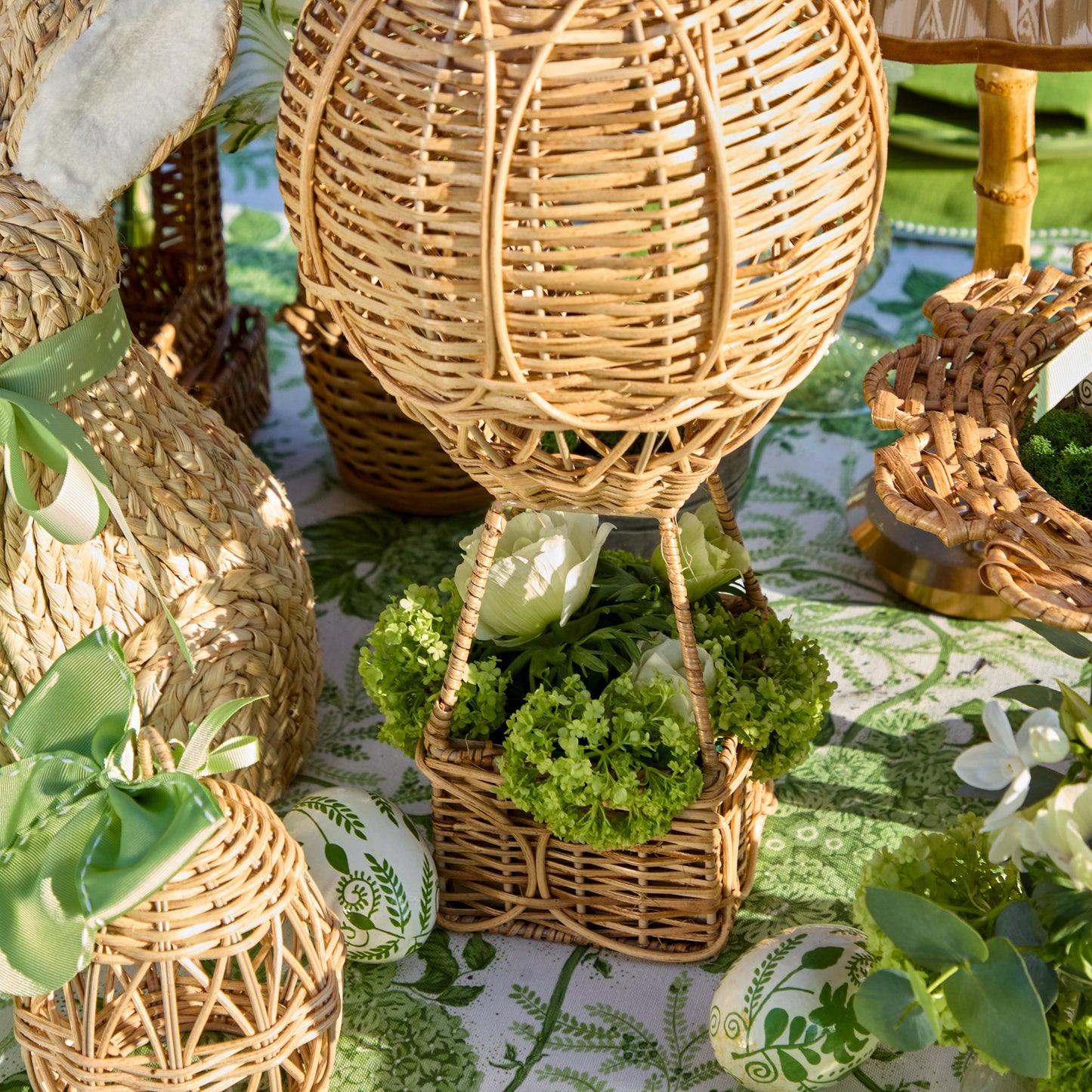 Montgolfière en rotin avec nœud en gros-grain vert