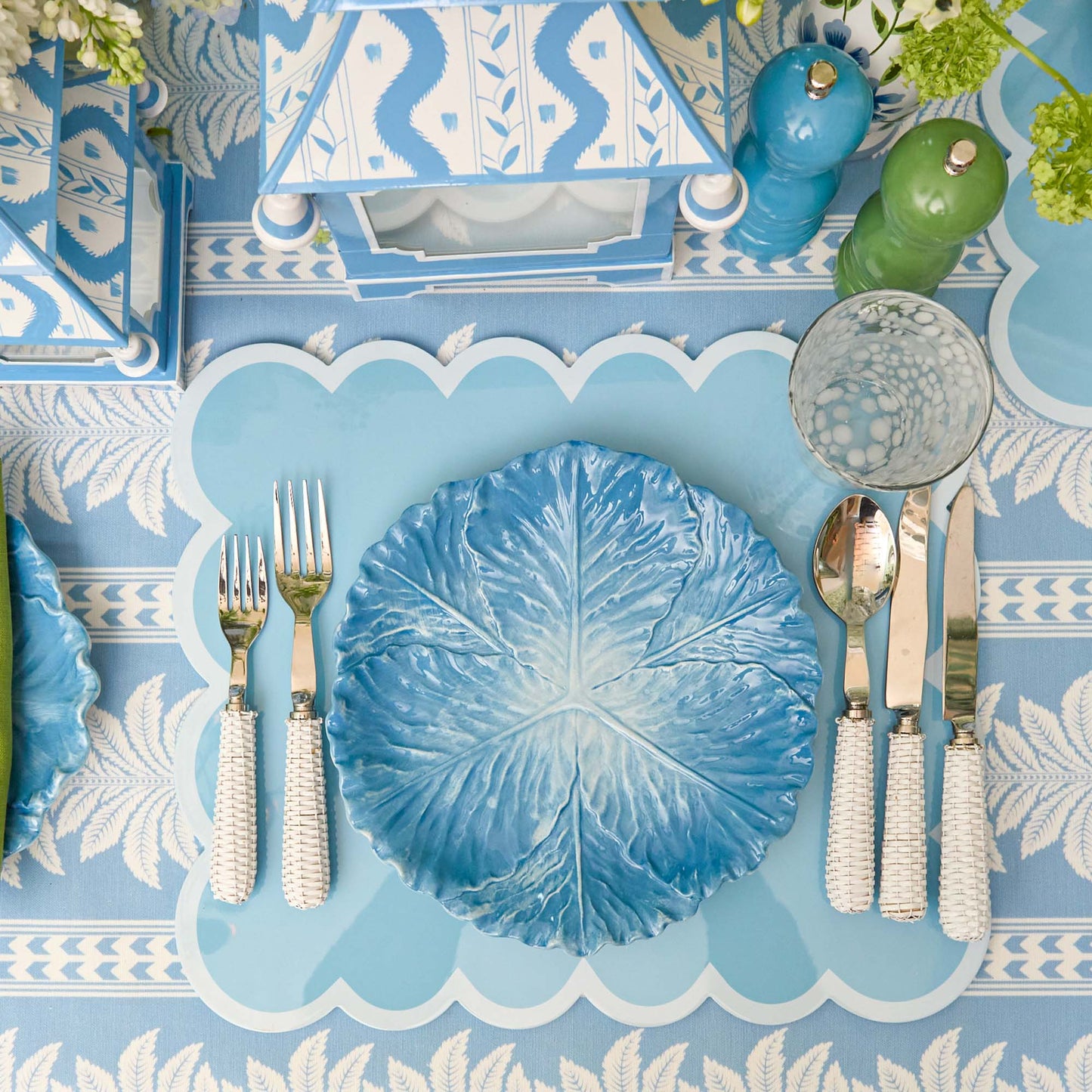 Sets de table laqués festonnés bleu doux (lot de 4)