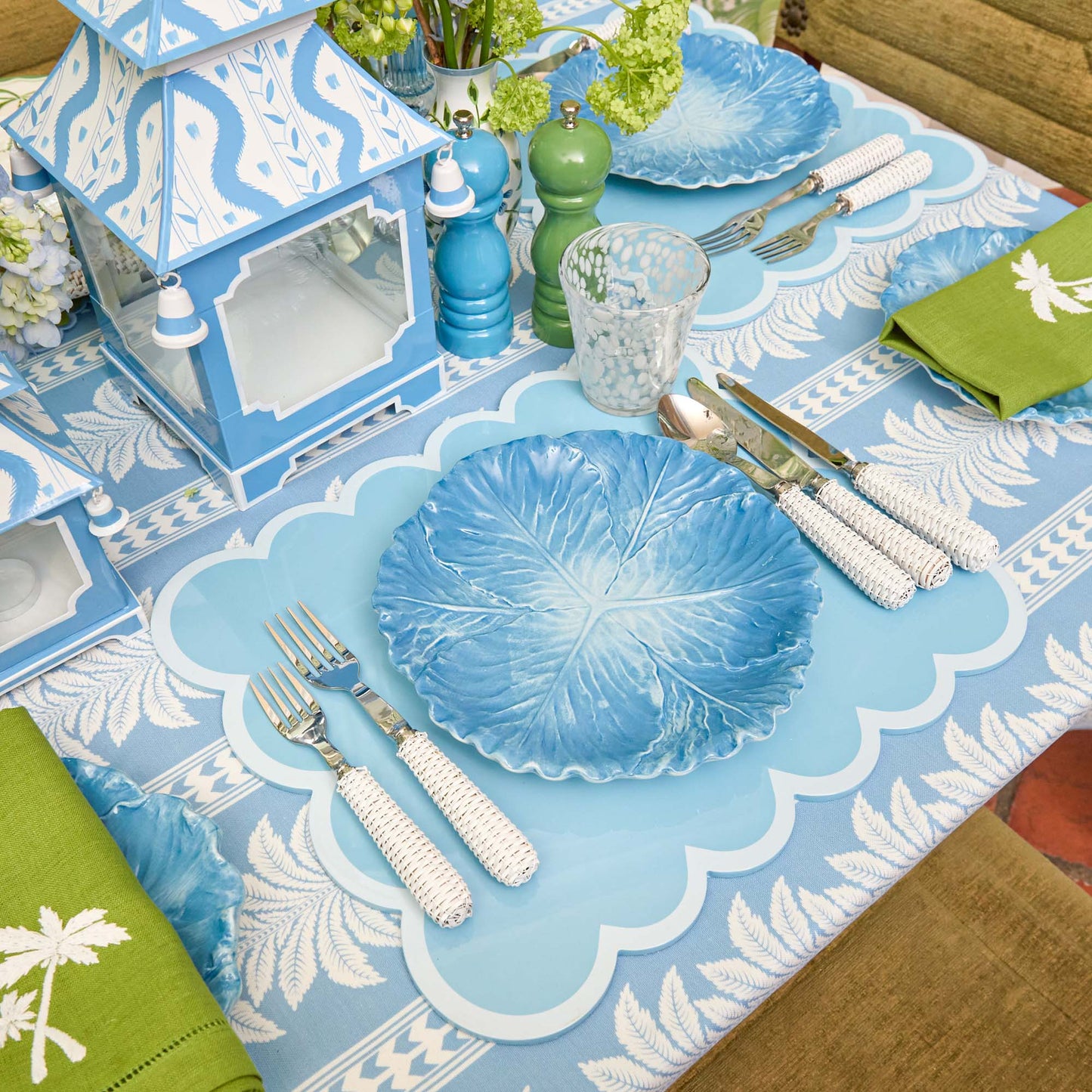 Sets de table laqués festonnés bleu doux (lot de 4)