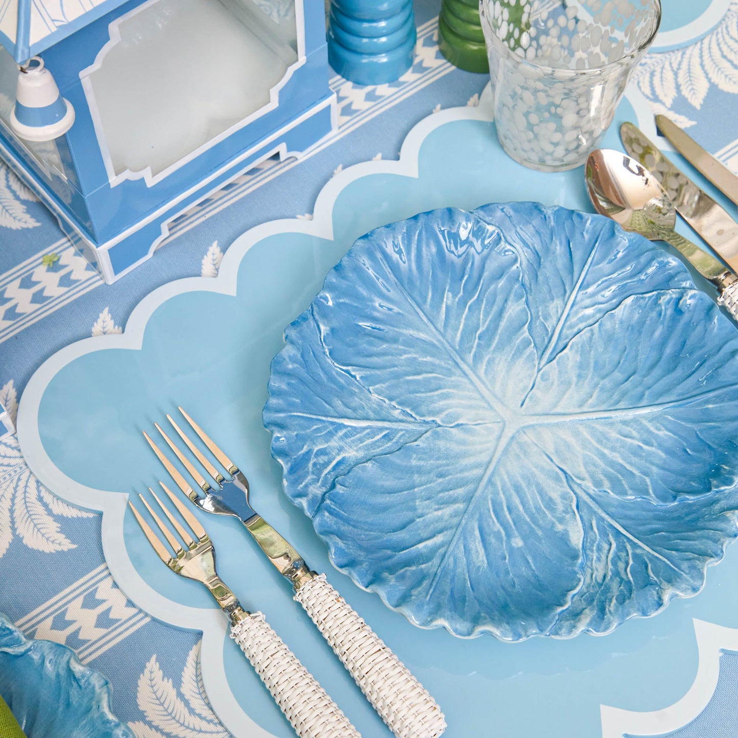 Sets de table laqués festonnés bleu doux (lot de 4)