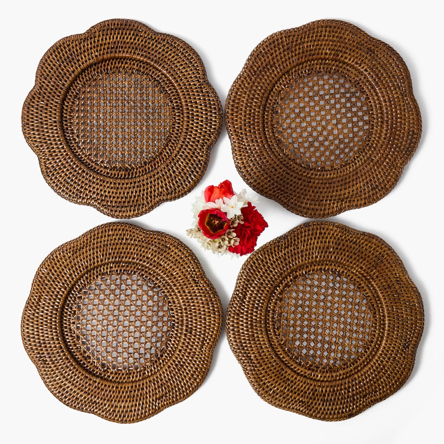 Assiettes de présentation en rotin festonné marron (lot de 4)