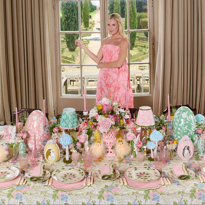 Lapin rose pastel dans un œuf