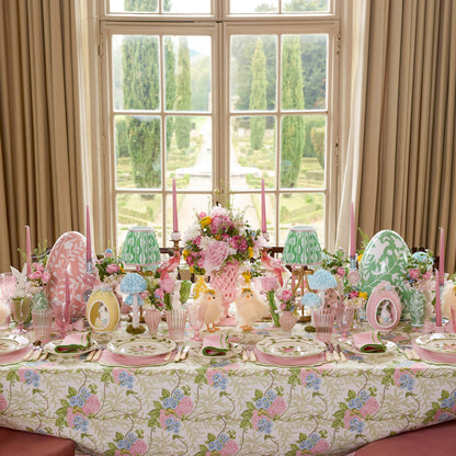 Lapin rose pastel dans un œuf