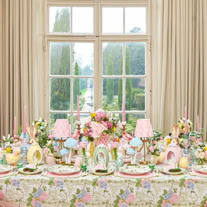 Lapin rose pastel dans un œuf
