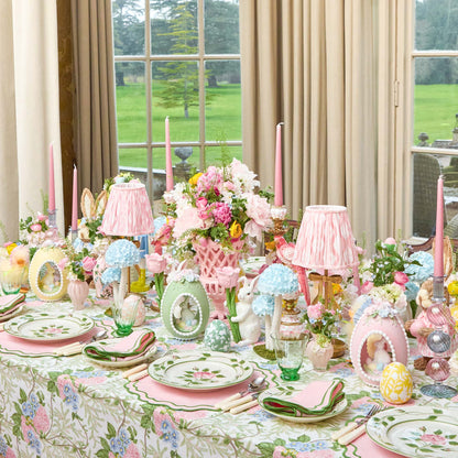 Lapin rose pastel dans un œuf