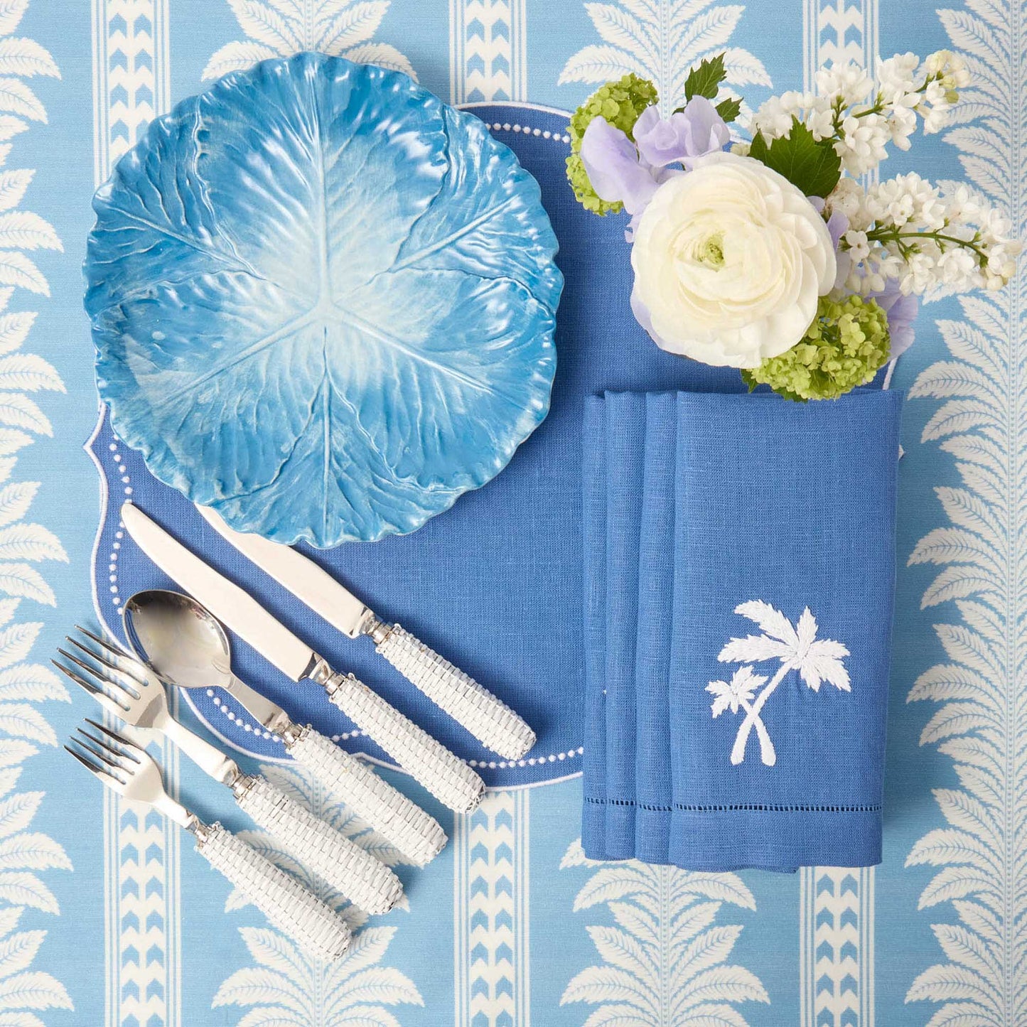 Sets de table et serviettes palmiers en lin bleu Eloise (lot de 4)
