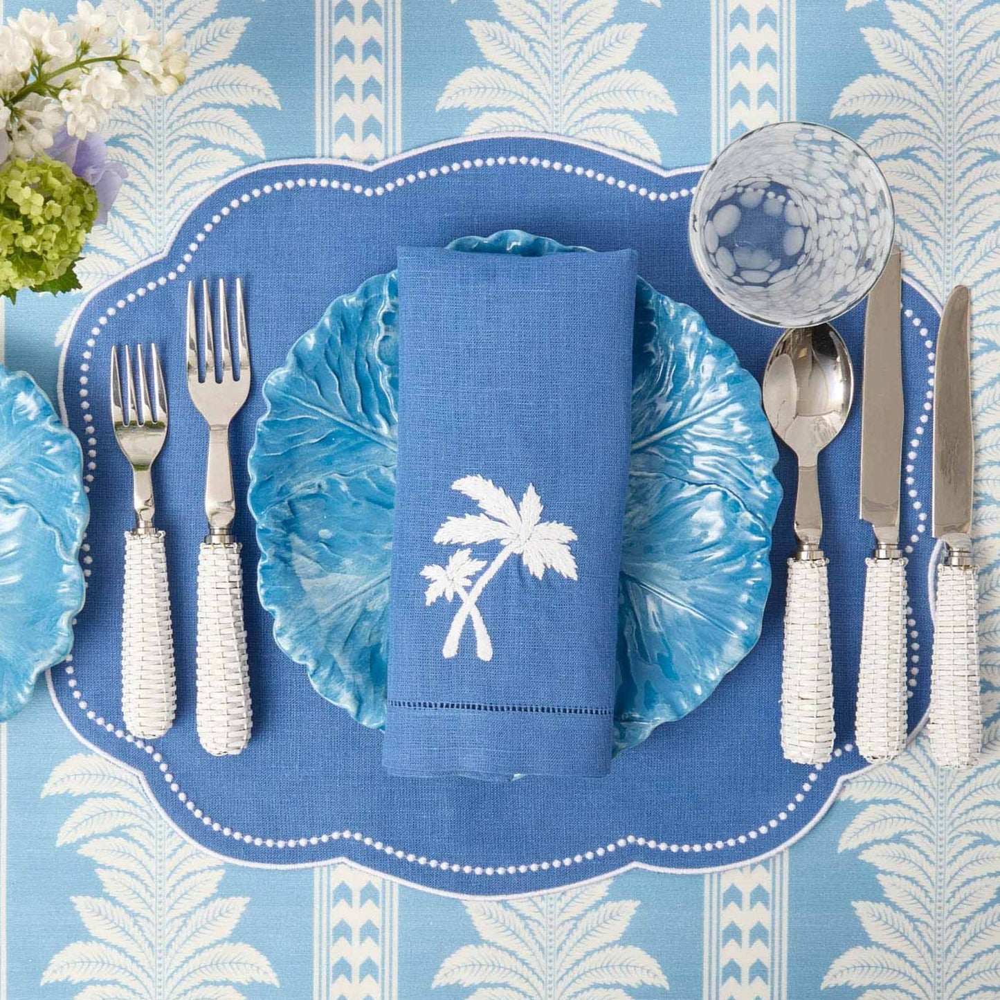 Sets de table et serviettes palmiers en lin bleu Eloise (lot de 4)